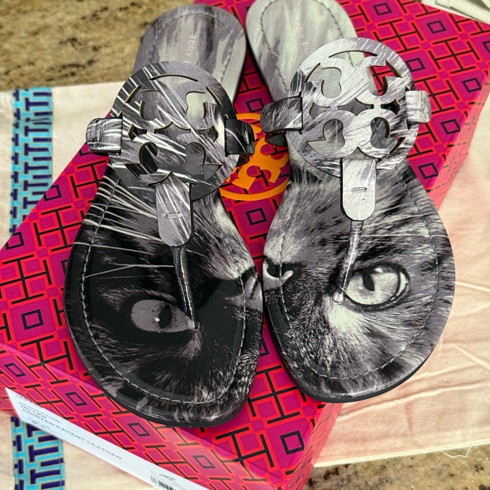 New Tory Burch miller sandal  printed patent leather cat portrait - Picture 3 of 7